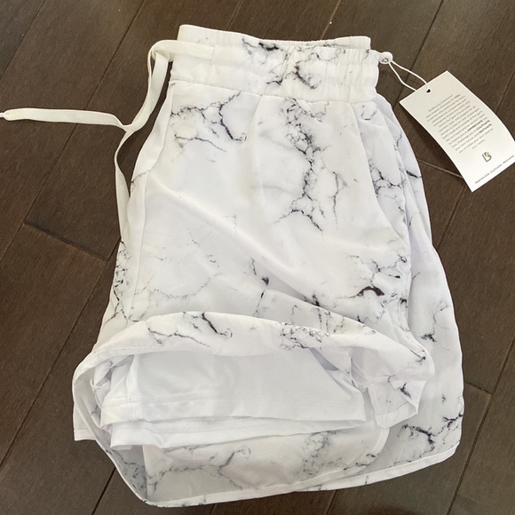 NEW with Tags! Buff bunny marble print flo shorts - Picture 2 of 2